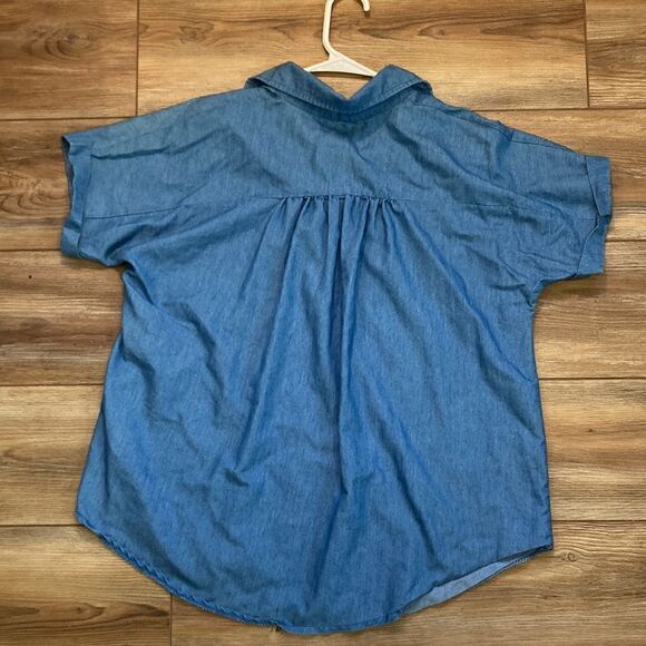 5/$15 Women’s Loose Fitting Light Blue Button Down Chambray Shirt Size XS - Picture 5 of 5